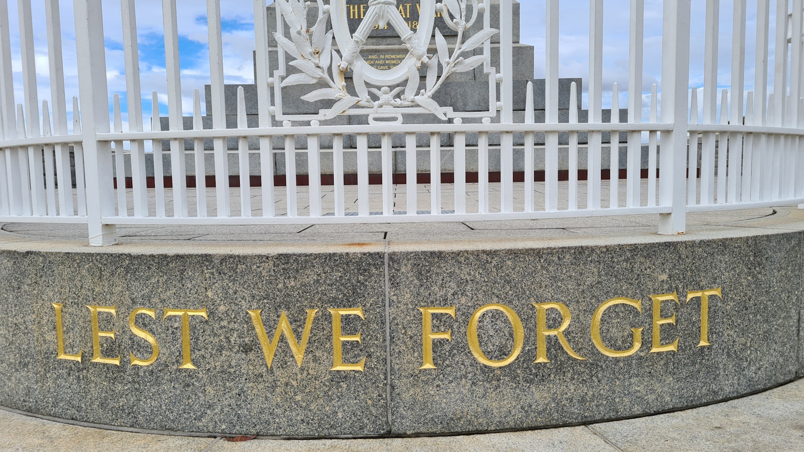 a monument with the words rest we forget written on it
